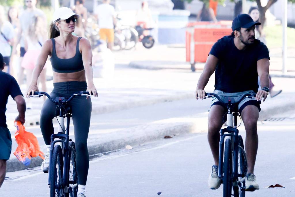 Gisele Bündchen é vista de bicicleta no Rio de Janeiro